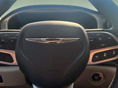 Used 2023 Chrysler Pacifica Touring-L FWD image 17