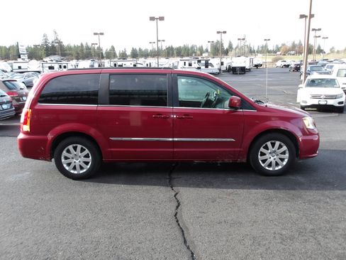 Used 2016 Chrysler Town & Country Touring image 6