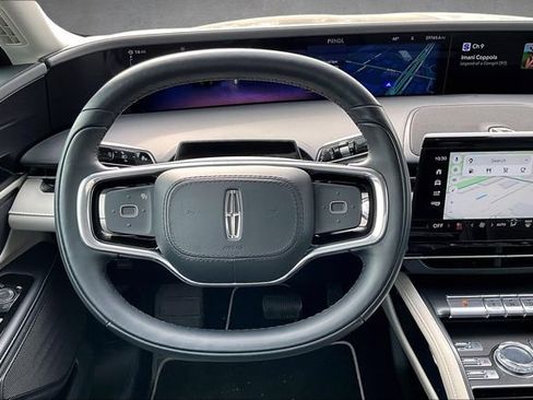 Used 2025 Lincoln Nautilus Premier image 5