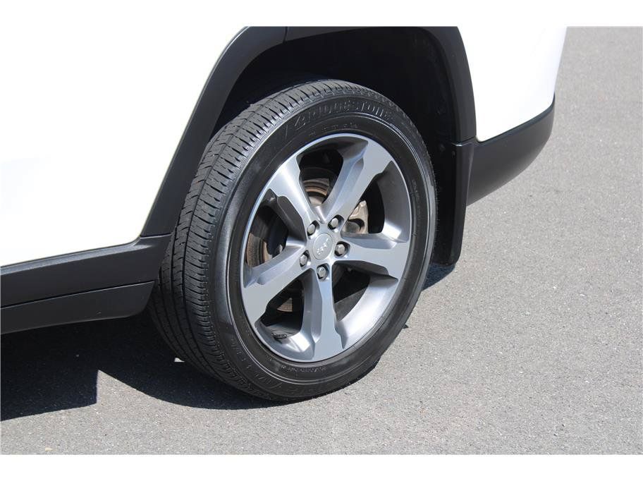 Used 2023 Jeep Grand Cherokee L Limited w/ Trailer Tow Group (B) AWD/4WD image 6
