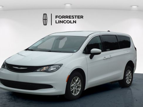 Used 2023 Chrysler Voyager LX FWD image 11