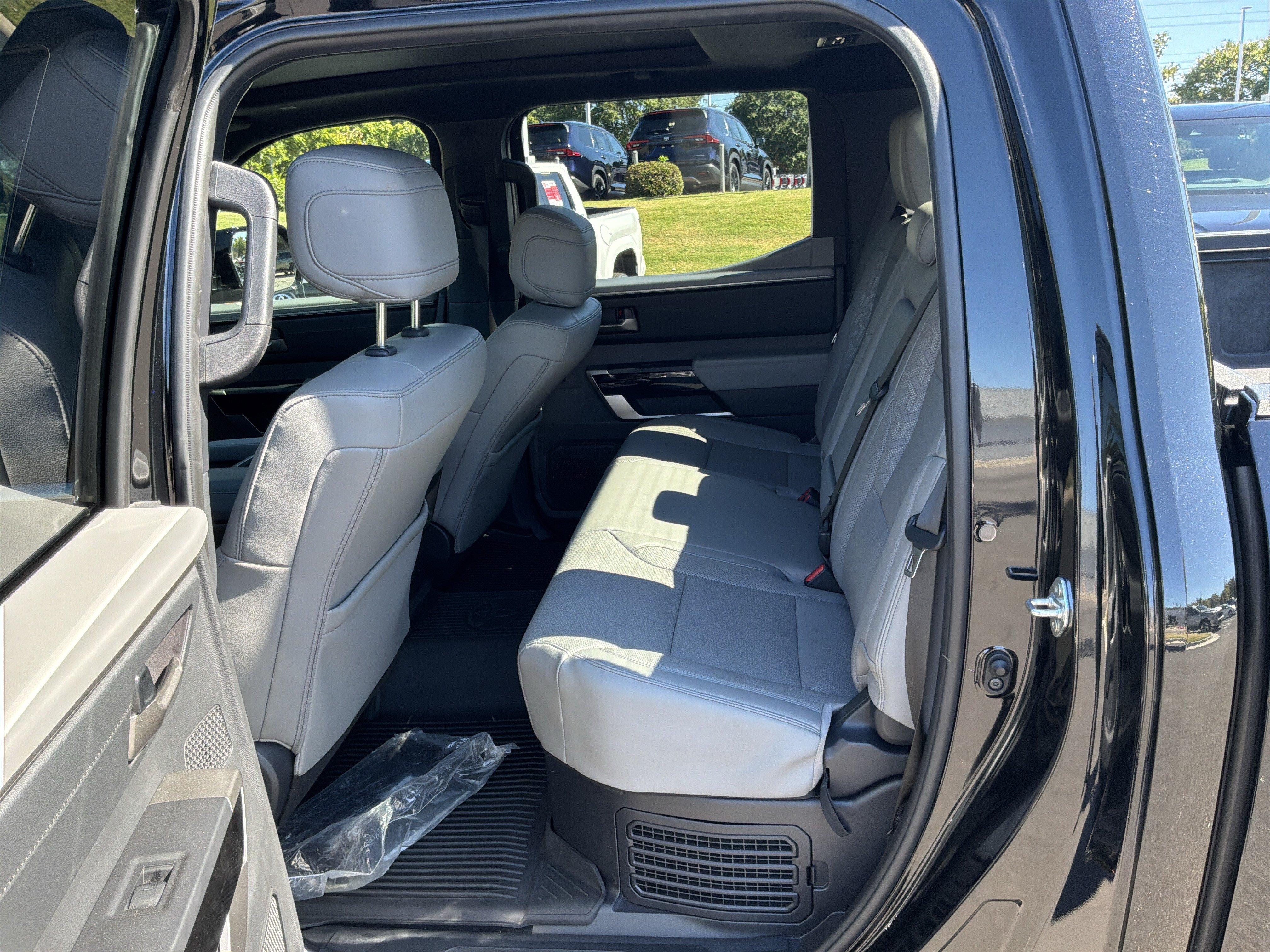 Used 2025 Toyota Tundra Limited AWD/4WD image 31