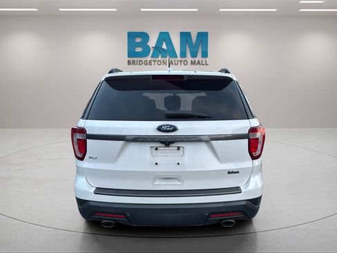 Used 2018 Ford Explorer XLT w/ Equipment Group 202A image 6