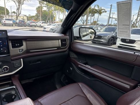 Used 2022 Ford Expedition Limited image 16