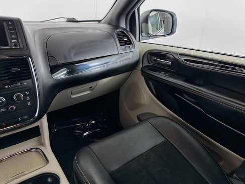 Used 2019 Dodge Grand Caravan SXT image 28