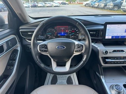 Used 2022 Ford Explorer XLT w/ Equipment Group 202A AWD/4WD image 19