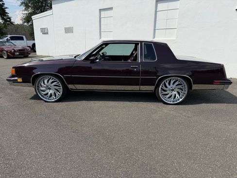 Used 1988 Oldsmobile Cutlass Supreme Classic RWD image 3