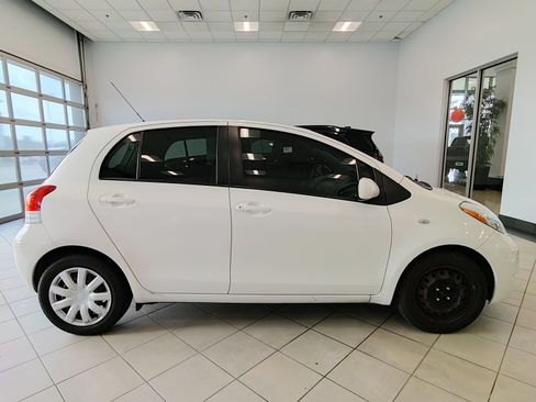 Used 2009 Toyota Yaris 4-Door Hatchback FWD image 2