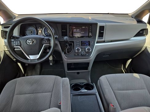 Used 2020 Toyota Sienna LE w/ Carpet Mat Package FWD image 9