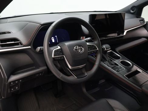 Used 2025 Toyota Sienna XSE w/ XSE Plus Package FWD image 15