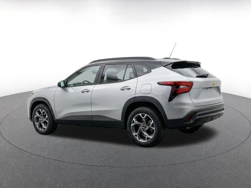 Used 2025 Chevrolet Trax LT w/ LT Convenience Package FWD image 7