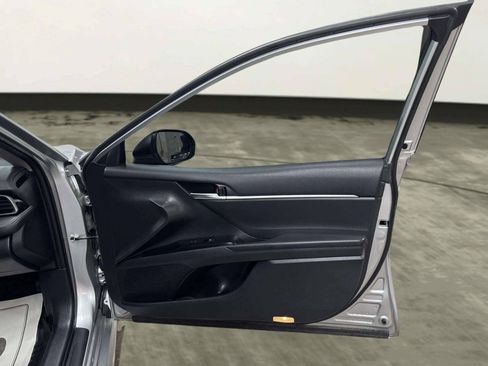 Used 2019 Toyota Camry SE FWD image 19