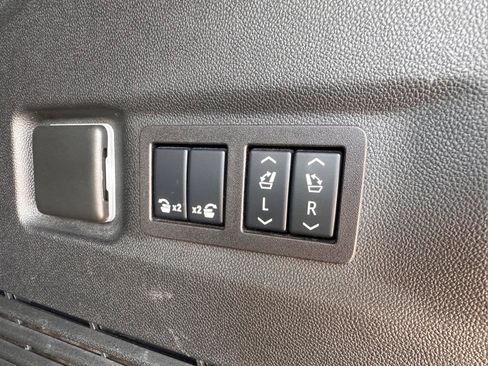 Used 2024 GMC Yukon XL SLT w/ SLT Luxury Package AWD/4WD image 29