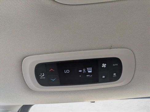 Used 2022 Chrysler Pacifica Touring-L FWD image 16