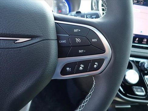 New 2027 Chrysler Pacifica Select AWD/4WD image 17