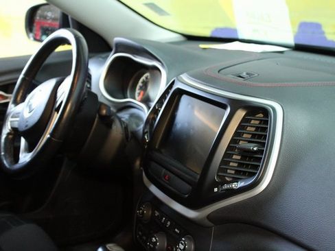 Used 2016 Jeep Cherokee Trailhawk w/ Comfort & Convenience Group image 10