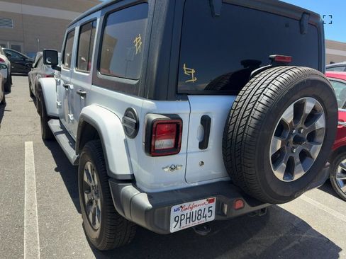 Used 2018 Jeep Wrangler Unlimited Sahara AWD/4WD image 5