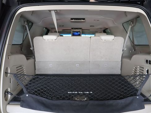 Used 2018 Cadillac Escalade ESV Luxury AWD/4WD image 16