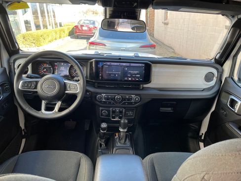 Used 2025 Jeep Wrangler Sahara image 32