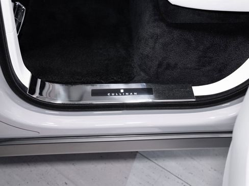 Used 2023 Rolls-Royce Cullinan w/ Cullinan Package image 21