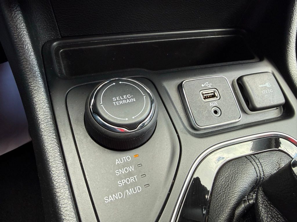 Used 2019 Jeep Cherokee Limited AWD/4WD image 18