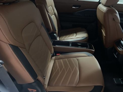 Used 2024 Nissan Pathfinder Platinum image 12