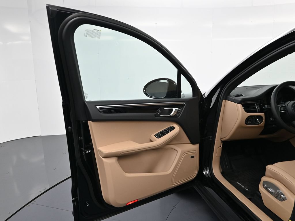 Used 2026 Porsche Macan AWD/4WD image 16