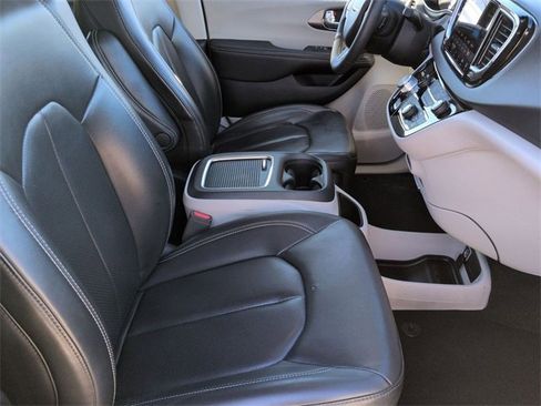 Certified 2023 Chrysler Pacifica Touring-L image 30