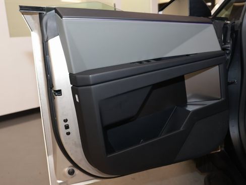 Used 2024 Tesla Cybertruck AWD Crew Cab image 23