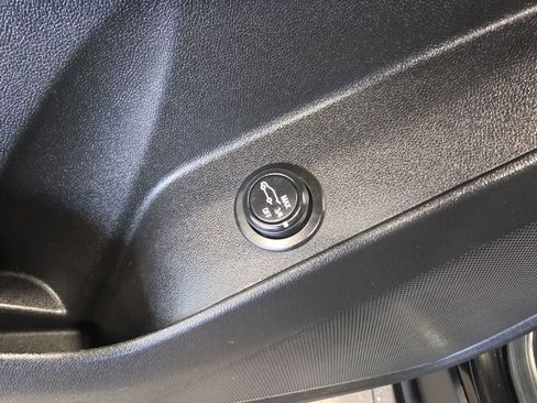 Used 2018 Chevrolet Equinox LT FWD image 16