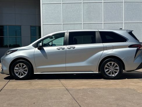 Used 2022 Toyota Sienna XLE FWD image 7