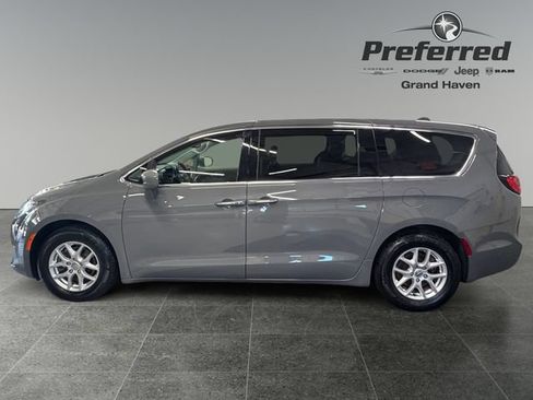Used 2020 Chrysler Pacifica Touring w/ Cold Weather Group FWD image 10