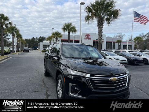 Used 2023 Chevrolet Traverse LT image 1