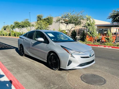 Used 2017 Toyota Prius Two w/ Preferred Accessory Package FWD image 5