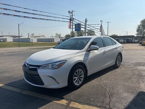 Used 2017 Toyota Camry LE image 9