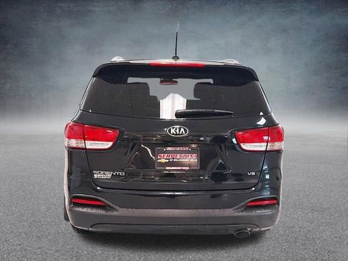 Used 2017 Kia Sorento LX image 9