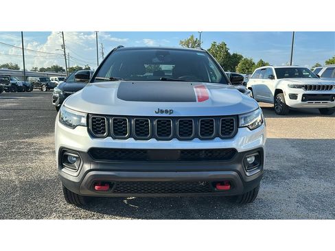 Used 2025 Jeep Compass Trailhawk AWD/4WD image 9