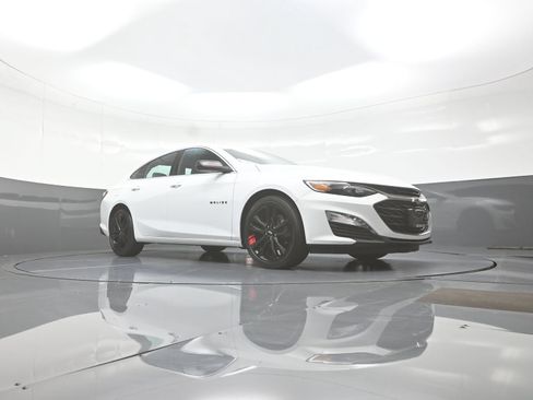 Used 2022 Chevrolet Malibu LT w/ Redline Edition FWD image 9