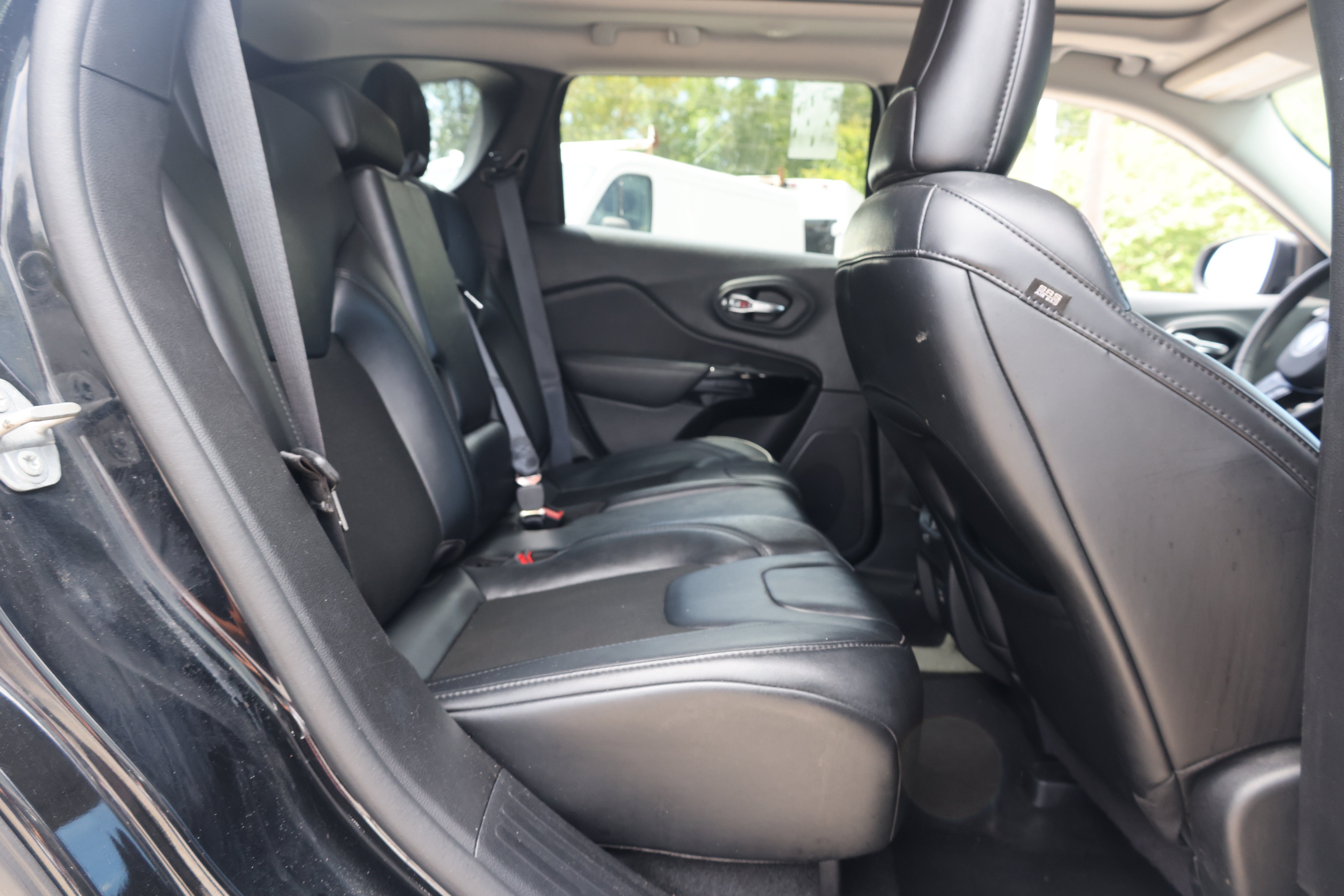 Used 2021 Jeep Cherokee Latitude Plus w/ Sun & Sound Group AWD/4WD image 18