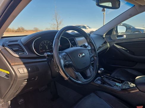 Used 2016 Kia Cadenza Premium w/ Luxury Plus Package image 2