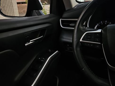 Used 2022 Toyota Highlander XLE image 19