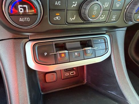 Used 2023 GMC Acadia SLT image 30