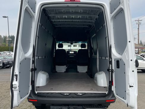 Used 2025 Mercedes-Benz Sprinter 2500 image 9