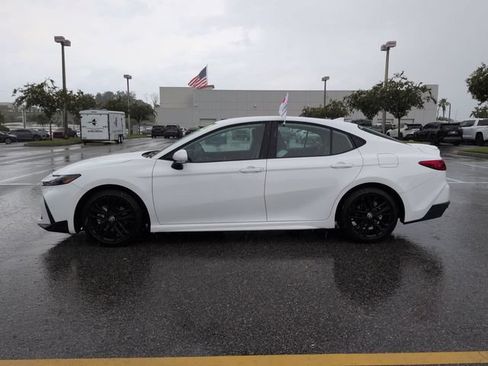 Used 2025 Toyota Camry SE FWD image 7
