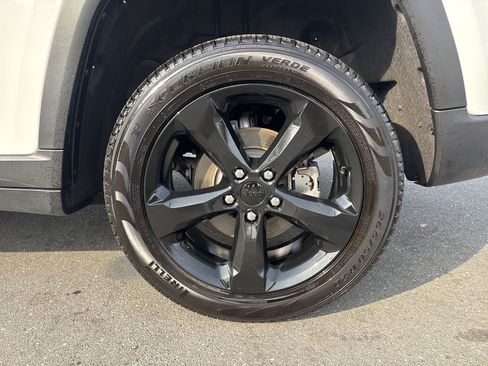 Certified 2024 Jeep Grand Cherokee Limited w/ Black Appearance Package AWD/4WD image 14
