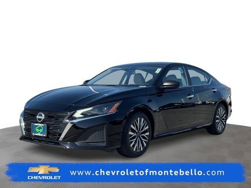 Used 2024 Nissan Altima 2.5 SV FWD image 1
