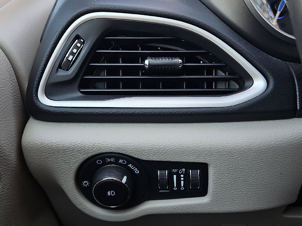 Used 2023 Chrysler Pacifica Touring-L FWD image 21