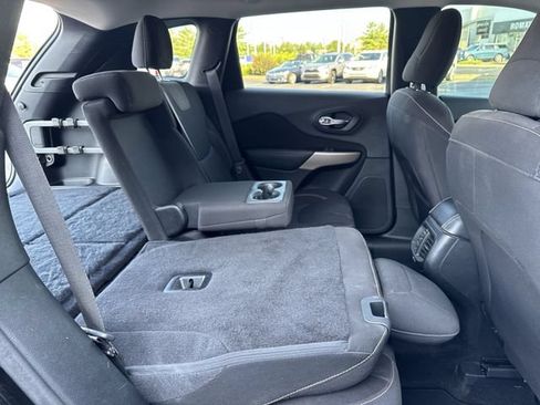 Used 2017 Jeep Cherokee Latitude w/ Safety/Convenience Group FWD image 15