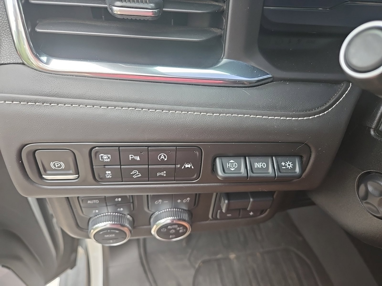Used 2023 GMC Yukon XL Denali Ultimate w/ LPO, Floor Liner Package AWD/4WD image 18