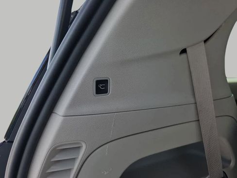 Used 2023 Chrysler Pacifica Touring-L FWD image 8